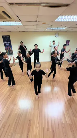 Cikgu yang lebih excited!!!! Pamela 1…. 2…. 3…… 4..!!!! #KOREOGRAFee 