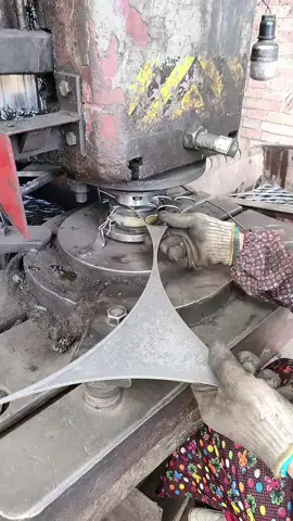 Cutting circles from a metal sheet