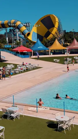 ☀️🌙 Diversão com Propósito! Neste verão, o Wet'n Wild e a Alpha Channel estão unidos em uma ação especial para espalhar calor e alegria. 🤗🧣 Doando um agasalho, você ganha um ingresso cortesia para a NOITE ILUMINADA, que conta com um super show de luzes, efeitos especiais e uma linda queima de fogos.  Ajude a fazer a diferença e viva momentos inesquecíveis no parque aquático mais emocionante de São Paulo 🎢🏖️ Vamos juntos proporcionar sorrisos e conforto aos que mais precisam!  Não esqueça de se cadastrar no link que está na nossa Bio. Aproveite as férias e venha fazer parte dessa corrente do bem! 🤗💕 #DiversãoComPropósito #VerãoSolidário #WetnWild #IngressoCortesia #NoiteIluminada #FériasInesquecíveis #Alphaville #AjudarFazBem #Solidariedade #MomentosEspeciais#CapCut 