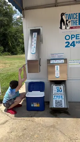 @Chad H. Nelson pranking Xander 🤣🤣 #pranks #icemachine #prank #summer2023 #foxworth #mississippi #summervacation #family #twicetheice @twicetheicehsv 