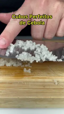 Como cortar uma cebola em cubos perfeitos! #cebola #knifeskills #receitas #cozinha #comida #food 