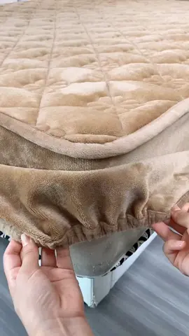 I loveee these,They’re so soft and plush and they fit perfectly.#fittedsheet#softness#bedsheets#bedding#xunyingbedding#bedroomdecor#homeinspo#nice#satisfying 