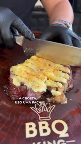 O SEGREDO DA CROSTA DE ALHO DO BARABACOA FOI REVELADO ✅✅  Finalmente a melhor crosta de alho está na internet... e quem diria... mais simples do imaginavam né? Uma receita fácil que vai deixar o seu churrasco muito melhor!!!🔥 Além das dicas do vídeo, o Finger passou uma proporção aproximada de 1 pra 1. Exemplo: 400g de alho? 400 de oleo também 🧄 O que você ir fazendo é adicionando o óleo aos poucos pra ir checando a textura✅ E sim... usa MUITO alho. Lá no Barbacoa são 300kg de alho por mês só pra crosta.. acredita? Uma conta legal é por cabeça também, por aqui eu usei umas 3 cabeças pra 1 steak✅✅ Usei, claro, ancho @Swift 🔥 Pra comprar a faca, cola na @barbecuehouse.loja  e usa o cupom KING🔪 Obrigado @jeferson_finger pelas dicas 🙏🏽 #barbecueking #ancho #crostadealho #churrasco #anchonacrostadealho #churras #receita #carne