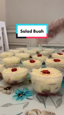Salah buah KoSalad mau lewat dulu, tersedia 2 ukuran ya 200 ml hanya 10K dan 300 ml hanya 15K dengan buah yang segar dan premium #saladbuah #saladbuahviral 