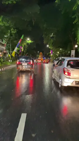 “Akan ada masa di mana kau tidak menemukan kebahagiaan kecuali mengasingkan diri dari keramaian” (Ali Bin Abu Thalib). BTW medan itu indah ya kalo malam dan habis hujan,tenang kali . #fyp #medan #medanmalam 