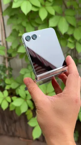 Samsung Galaxy Z Flip 5 First Look please don’t under review my videos Dear TikTok Team 🙏✅🔋🌹#onthisday #foryou #fyp #viral #tiktok #phone #foryoupage #standwithkashmir #viralvideo #nisarkhan020 #unfrezzmyaccount #account #pakistan 