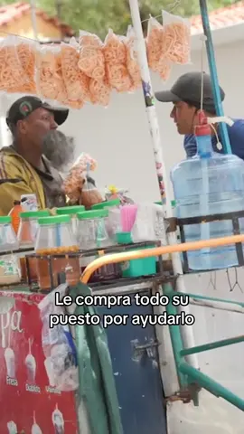 Le compra todo su puesto por ayudarlo #yulay #experimentosocial #ayuda