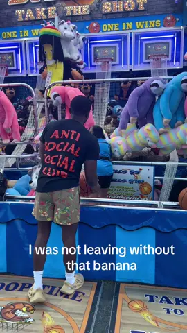 Shooters shoot #fair #montgomerycountyfair #montgomerycountyfairgrounds #montgomerycountyfair2023 #basketball #basketballchallenge #basketball #fairgames #carnivalgames 
