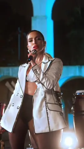 Anitta performando “Me Gusta” no Latin Grammy Awards 2020 #anitta #megusta #latingrammys 