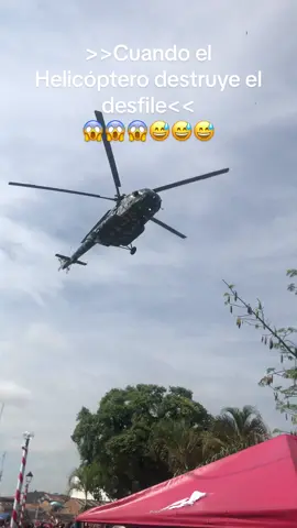 >>Causó mucha emoción la aparición de un helicóptero del ejército peruano, en el desfile cívico-militar y provoco algunos inconvenientes al oersonal de prensa<< #felicesfiestaspatrias #iquitos #desfileperu #helicopteroloco 