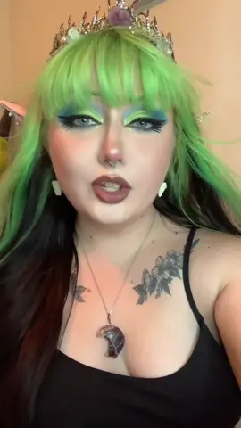 #alternativegirl #gothgirl #greenhair #fyp #midsize #plussize #makeup #mua #beauty #colorfulhair #egirl #chubbyqueen #emo #emogirl #mom #MomsofTikTok #altmom #gothmom #lipsync #elderemo #lipsyncaudios 