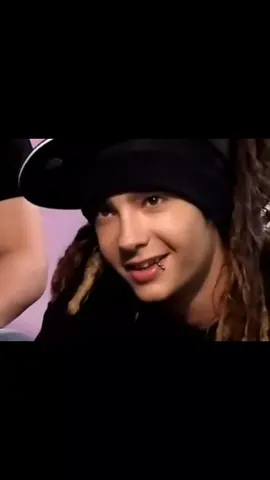 SH*T he looks sexy playing with his piercing>>>> 😩😩 #tomkaulitz #tomkaulitzedit #tokiohotel #fpyシ #saquenmedelflop #liveforthechallenge 