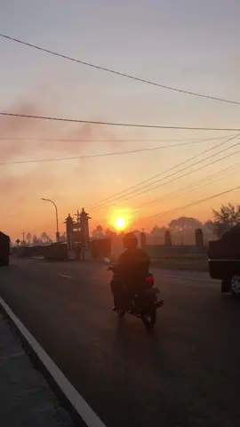 Sunrise an dari pinggir jalan 🌄🫶🏼.  #sunrise #kledung #kledungpass #wonosobo #temanggung 