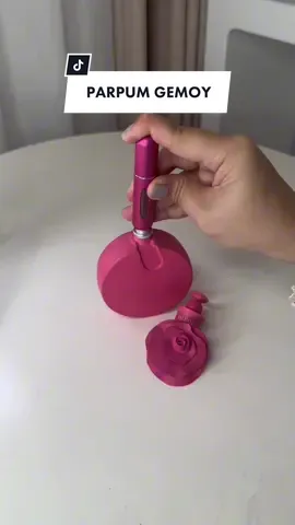 AKU BUTUH INI! Link beli klik bio no.84 & 85.  Alhamdulillah nemu solusi biar tetep wangi sepanjang hari kalo pergi tapi gak berat bawa botol parpum gede gede. JANGAN LUPA KASI NAMA biar ga bikin keder, aku pakai andalanku LABEL PRINTER THERMAL  @tataruma.co bentuk minimalis ini juga ringan dan kepake banget untuk namain botol sabun, botol bumbu, dan kotak storage. Belinya klik link bio no. 84 & 85 yah!😊✨ Murah meriah, bisa dibawa di cabin pesawat yang pasti, buat pergi pergi atau travelling jauh bener bener ok! . Save dan share dulu karna beneran butuh ini sih😍 #labelprinter #labelprinterthermal #thermalprinter #labelprintermurah #printermurah #labelbotol #botolaesthetic #botolparfum #parfumtravelsize