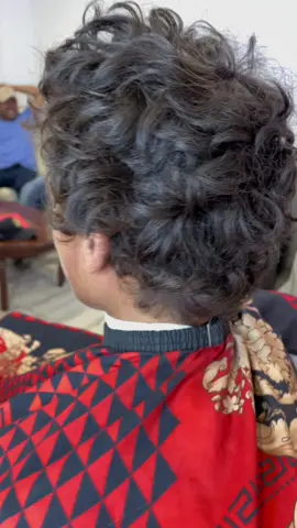 Corte de peso pluma en pelo quebrado y chino #eduardthebarber #humor #guadalajara #pesopluma #cortedepelo #ideas #belico 