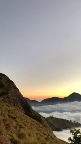 Negri di atas awan #diatasawan #senja #sunset #rinjani #lombok #fypシ #rengganisanjani 
