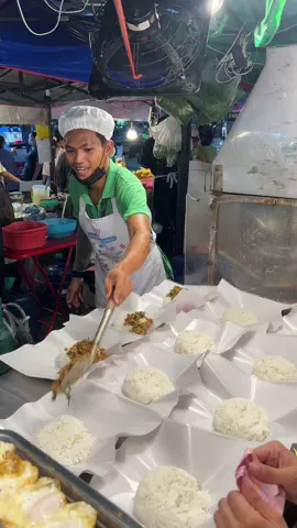 Pad Kaphrao (Thai Beef Basil With Rice) 📍 World Night Market, Bangkok #streetfood #thailand #bangkok 