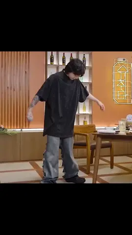 a dancinha mais fofa que vocês veram hoje 😂😍 #jungkook #suga #suchwita  #bts #army #meme #memebts 