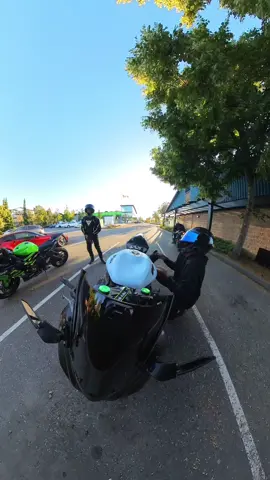 Imagine being the dude loading his groceries in to his car next to us.   #chupapi #chupapimuñaño #bruh #youokaybuddy #biketok #kawasaki #yamaha #zx6r #r1 #motorcycle #1down5up #crotchrocket #insta360 