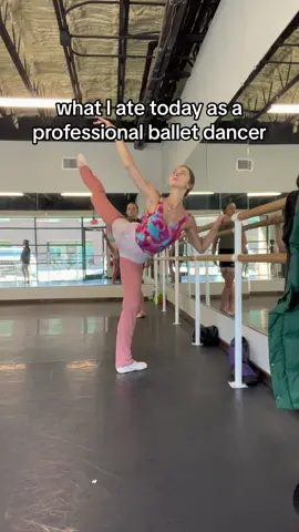 also the 2 cups of coffee in the morning😋 #dayoff #ballet #ballettok #ballerina #dance #pointeshoes #fyp #wieiad #balletdancer #health #healthy #food #yummy 