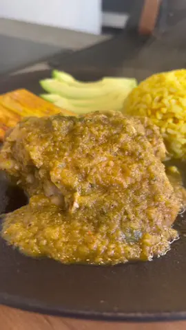 Franco dijo plato de fondo y postre de Ecuador y cocinamos con @rickycocina #secodepollo y #espumilla de guayaba 🇪🇨, cierto que Franco nunca pidió la colada morada? 🤔 Más abajo encontrarán detalles de las recetas 🫶😄 Seco de pollo 🍗 (4 porciones) 800 g pollo, yo usé truto corto 1 cebolla morada 1/2 pimentón verde 2 dientes de ajo 1 tomate  Ramas de cilantro 100 ml de cerveza  Jugo de media naranja (no encontré naranjilla acá 🇨🇱) Sella el pollo con oliva y sal y reservar. En el mismo sartén agregar la cebolla, pimentón verde, ajo y tomate cortado en cuadros pequeños (brunoise) y condimentar con sal, pimienta, comino y paprika. Cocinar muy bien hasta que la cebolla se vea transparente, si se seca puedes agregar unas cucharadas de agua y seguir cocinando. Una vez listo el refrito, procesar en la minipimer y devolver al mismo sartén, prender fuego y agregar cerveza y jugo@de naranja, volver a agregar el pollo sellado y cocinar por 30 minutos a fuego medio. ESPUMILLA DE GUAYABA🍦(6 porciones) INGREDIENTES  8 guayabas maduras 1 taza de azúcar  4 claras de huevo 🥚  Chispas de colores Salsa de frutos rojos o mermeladas PREPARACIÓN  Pelar y cortar las guayabas y colocar a hervir por 15 minutos. Una vez cocidas, procesar y hacer una pulpa con ayuda de un colador. Hacer un merengue con las claras de huevo, agregar la azúcar en forma de lluvia y poco a poco (8-15 minutos de batido aprox). Incorporar el merengue a la pulpa de guayaba en 4 tandas con movimientos envolventes. 5. Servir y decorar con mostacillas de colores y mermelada o salsas de frutos rojos. A disfrutar 👋😌