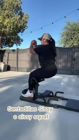 Replying to @Karina Espinoza todavia no es Lunes pero aho te va amiga 🤭 #squatmachines #hipthrust #glutesworkout #maquinaparagluteos #empujedecadera #maquinadesentadillas #sentadillas #sissysquat #tiktokshop #tiendadetiktok #sponsoredobviously #chilangaibarra 