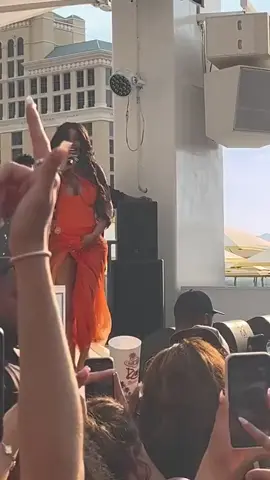 Em outro ângulo, é possível ver que Cardi B acertou em cheio o microfone na mulher que havia jogado bebida nela. Os seguranças da rapper logo desceram para retirar a mulher do show. 🎥: J_blizzyy / Reprodução  #cardib