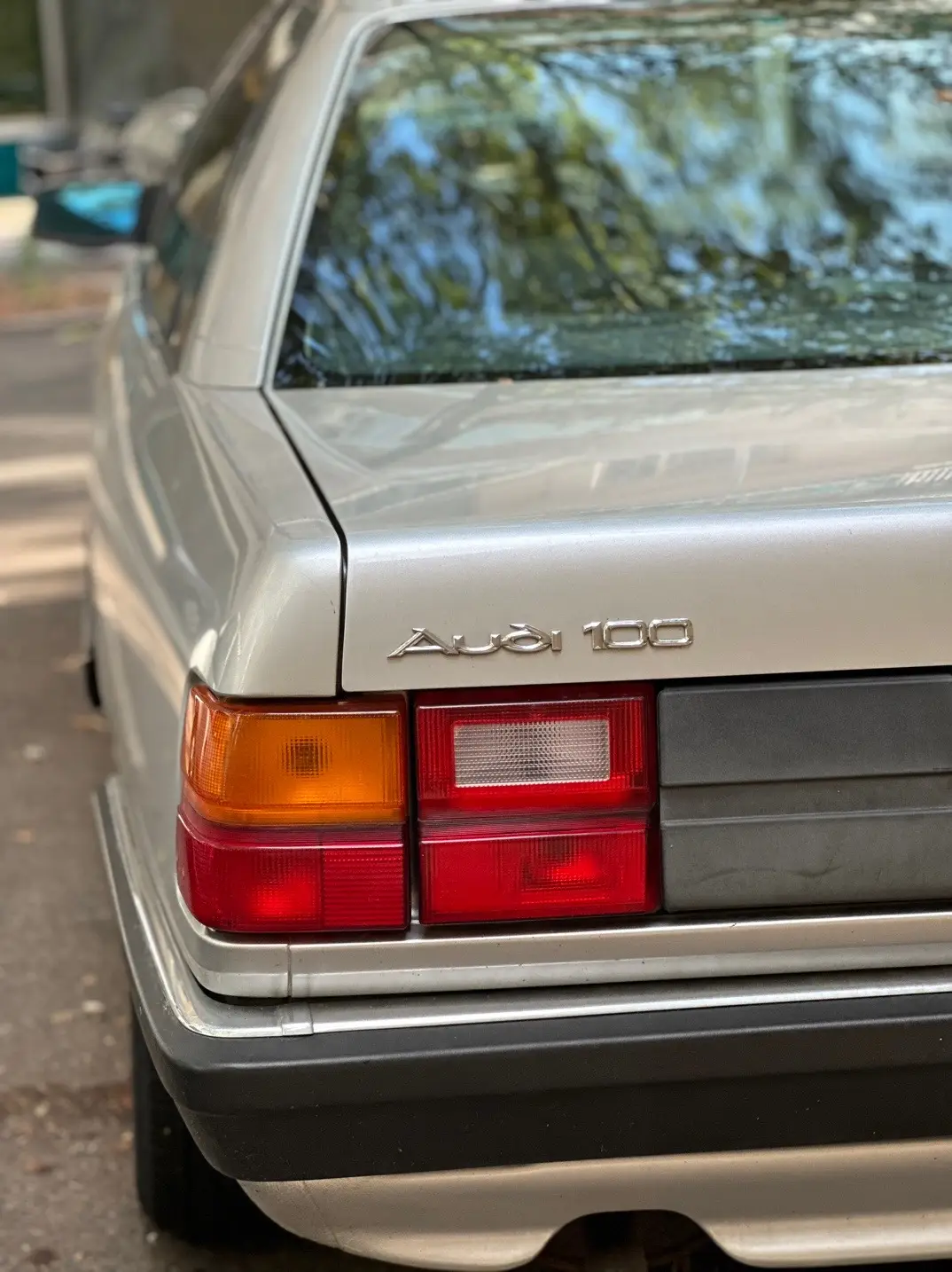 Hello 😀 pour ce matin , voici donc la reponse du kezako que @PitDirty  avait d ailleurs trouvé 😋 Une Audi 100 C3 ! Interessante a plus d un titre cette auto ! Meilleur cx de son epoque ( ( 0,30 ) , premiere voiture disponible du groupe avec le tdi, et disponible comme celle ci en 5 cylindres 😍 tres propre celle ci en tout cas pour son âge :) #audi #carspotting #audi100 #audi100c3 #5cylindres #5cylinder 