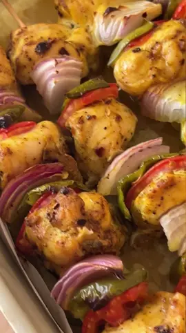 غداء خفيف و سريع مناسب للصيف، بروشات دجاج مع صلصة الريكوتا و روز ✅❤️ المكونات  دجاج ملح فلفل اسود كاري توابل شاورما بهارات دجاج فلفل مجفف ثوم ملعقة زبدة ملعقة زيت زيتون شرائح بصل، فلفل و طماطم بالنسبة لصلصة الريكوتا  علبة ريكوتا بقدونس ملح  فلفل اسود  فلفل مجفف ثوم ملعقة زيت زيتون ملاحظة: الصلصة حارة 🌶️♨️ . . . #tiktokcookbook#tiktokcook#cuisinetunisienne#ريجيم_بدون_حرمان#اكل_صحي#دجاج#دجاج_بالفرن#inspiration#régime#régimesainetéquilibré#tunisie#algerie#maroc