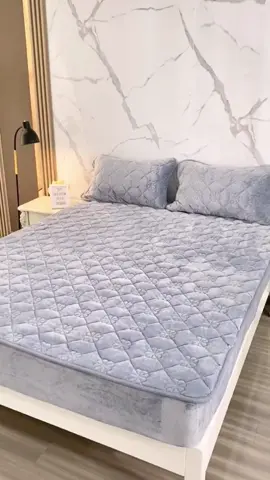 Literally the most comfortable bed sheet ever and also the only material that doesn’t get filled with my cat’s hair.#CapCut##bedding#bedsheets#xunying168#bedcover#bedroominspo#homedecor#beddingdecor#bedroomdesign#beddinginspo#pov#share 