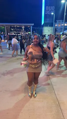 My walk needa be more sassy 😂 but me and my bookie outfits for Renaissance 💟 @Abby #renaissancetour #nyc #metlifestadium #beyonce 