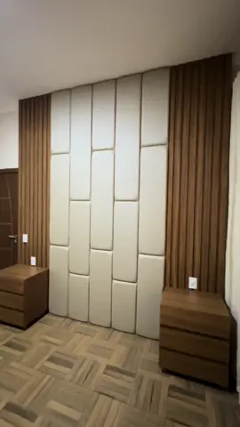 Cabeceira estofada com painel ripdo e criados laterais. #cabeceira #cabeceiramodulada #cabeceiraestofada #designerdeinteriores #divinopolismg 