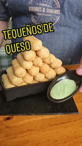 TEQUEÑOS DE QUESO ▪︎ 500 gr. Harina de trigo 0000 ▪︎ 1 cdita. Sal ▪︎ 1 cda. Azúcar ▪︎ 1 huevo ▪︎ 50 gr. Manteca ▪︎ 200 ml. Agua ▪︎750 gr. Queso llanero o podés usar muzarela Hacer una masa uniendo todos los ingredientes y amasar por 5 minutos hasta que te quede bien lisa. Dejar reposar tapado 30 minutos para que te sea más fácil estirar después. Mientras tanto te cortás bastoncitos de queso llanero (que es el tradicional que usan en venezuela y cada vez es más fácil conseguir en fiambrerías o supermercados grandes, pero si no conseguís podés usar muzarela). Estirás la masa bien fina y cortás tiras de 2 cm. de ancho y 25 a 30 cm. de largo. Me salieron 33 unidades y tranquilamente se puede frizar si no te los vas a comer a todos. Yo mojo apenas la masa para que se pegue bien y luego no se desarmen... lo envuelvo como en el video y llevo a freezer 15 minutos para luego freír en aceite muy caliente por unos segundos. Agregale en tandas de pocas unidades para que no baje la temperatura del aceite y así podrá sellarse bien y lograr derretirse el queso. Acompañalo con un aderezo picante o simplemente con una mayonesa que licué con ajo y cilantro o perejil.