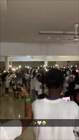 Une soirée #allwhite qui était incroyable 🤍✨😭🫶🏾 #Guineemood le DJ un 10 qui ne nous laissait vraiment pas respiré 😂😭 #guineeconakry🇬🇳 #ambiance #danse #kesserycamara 