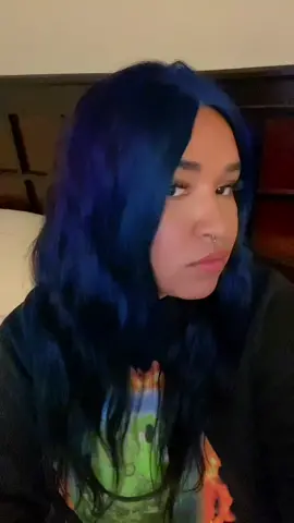 Como se me ve el pelo azul? Btw tengo esta cancion paletia jaja 