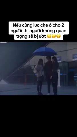 Nếu cùng lúc che ô cho 2 người thì người không quan trọng sẽ bị ướt 😞😞😞 #dutrend #viral #xuhuong #xuhuong #funny #trending #haihuoc #sadstory #tamtrang #cry #phimhay #review 