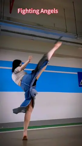 Wear a skirt to perform one.#kungfu #tiktok #fyp #fighting #beauty #figure 