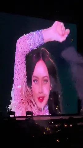 “Everyone SILENT” is iconic 🔥 Chuỵ kêu im lặng nghe chưa 🔥 vừa đẹp vừa choáy từng giây aaaaaaaaa chị yêu của béeeee ❤️‍🔥❤️‍🔥 #Lisa #money #bornpinkinHaNoi #bornpink 