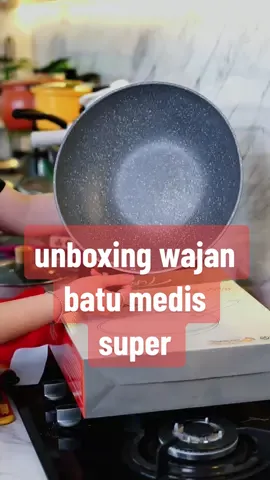 unboxing wajan batu medis super terbaik dari tifale , wajan ini sudah pasti anti lengket dengan gagang kayu asli 😍😍 #hongzhuo #unboxingvideo #unboxingwajan #unboxingasmr #rekomendasiwajan #wajanantilengket #wajanbatumedis 