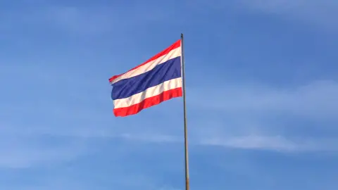 ไตรรงค์คือธงชาติไทย โบกสะบัดพริ้วไหวด้วยหัวใจแห่งความจงรักภักดี ขอไทยจงสามัคคี ปราบไพรีผู้มุ่งทำลาย
