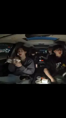 hyunjin eating sadly again #hyunjin #skz #straykids #wavetoearth 