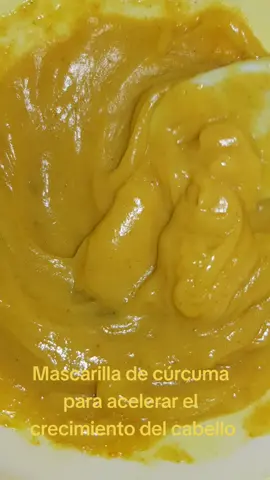 La cúrcuma estimula el crecimiento del cabello, ayuda a prevenir la caspa y reducir la inflamación del cuero cabelludo. La cúrcuma contiene niacina, vitaminas C, E y K, calcio, potacio entre otros, todas esas propiedades tu cabello lo absorbe y mejora cada vez más.