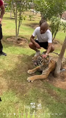 Fabinho behind the scene of the announcement video