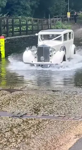 Nice capture…👌🏼 #FYP #Ruffordford #Notts #RollsRoyce #classiccarsoftiktok #RollsRoycePhantom #FLOOD #Fordcrossing #rollsroyceownersclub #wow #splash #BENGREGERS #cars #automotive #classiccars #waves (Youtube: BENGREGERS)