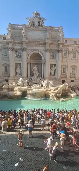 Fontana di Trevi -Roma  - Italia 🇮🇹 #europetravel #europe #trevifountain #fontana #fontanaditrevi #trevi #rome #roma #travel #holidays #loveitaly #foryou #fyp #parati #fy #fyp #fypシ 
