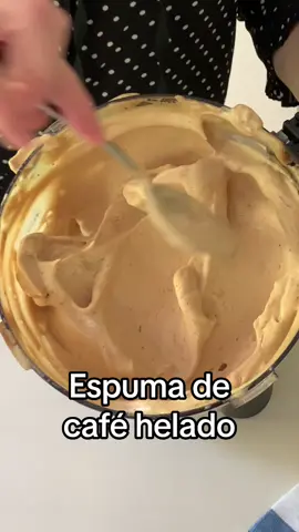 Espuma de café helado  ☕️🧊 Súper rápida de hacer y perfecta para tomar con leche o una bebida vegetal fresquita, sobretodo ahora que empiezan los días de calor.  Toma nota que te cuento como se hace. Necesitas - Café soluble ☕️ - Agua 💧  - Hielos 🧊 - Edulcorante opcionalmente ✨En una batidora ponemos los hielos, el café soluble y el edulcorante y un poquito de agua. ✨Ahora batimos hasta obtener la textura que ha quedado en el vídeo  Puedes tomarla como más te gusta, yo la he tomado sola con cacao y está riquísima. ¿Te animas ha hacerla? Besitos 😘😘😘 #espumadecafe #nutricionista #eliescorihuela #cafe #coffee #espuma #coffecream  #recetasaludable #recetasana #postresaludable #postres #Receta #espuma #cream #icecream