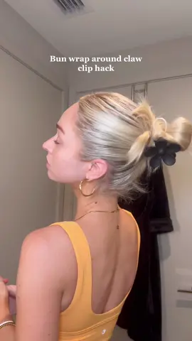 love this hairstyle!!! Took me literally less than 2 min- perf for a wash day #hairstyle #hair #clawclip #hairbun #hairclip #grwm #getreadywithme #hairtok #greasyhairstyle 