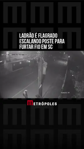 Um ladrão foi flagrado por câmeras de segurança furtando fios de cobre na madrugada de segunda-feira (31) em Joinville. A imagem é impressionante e mostra o homem escalando com facilidade um poste na rua #Guarujá, no bairro Itaum. #tiktoknotícias