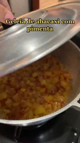 Geleia de abacaxi com pimenta: segue a receita:  2 abacaxi 4 pimentas dedo de moca 2 xicaras e meia de açucar Leve ao fogo ate dar o ponto de sua preferencia! Fica maravilhoso