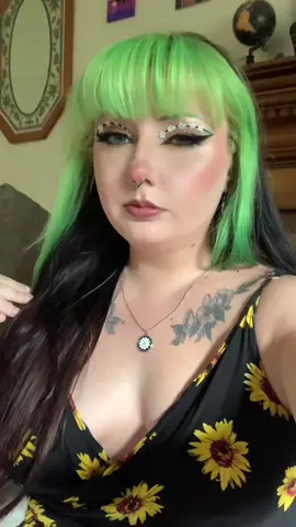#alternativegirl #gothgirl #greenhair #fyp #midsize #plussize #makeup #mua #beauty #colorfulhair #egirl #chubbyqueen #emo #emogirl #mom #MomsofTikTok #altmom #gothmom #lipsync #elderemo #lipsyncaudios 